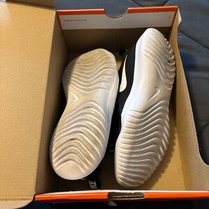 black and white nike flex runner